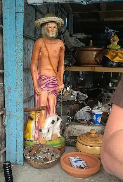 Statuo de Sankta Lazaro en santeria budo (Mantilla, Havano) — Statue of St. Lazarus, the most revered saint of Cuba, in a santeria worshiped as Babalu Aye. Santeria budo. Mantilla…
