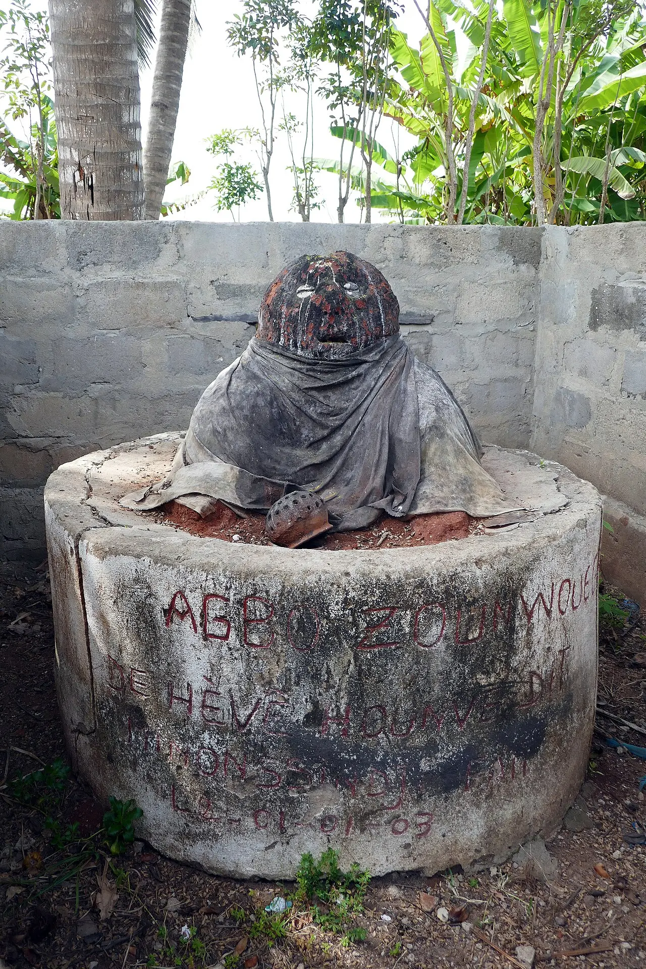 Hévé-Vaudou (1) — A shrine to Lɛgbà in Grand-Popo. Hévé (Grand-Popo) : divinité vaudou.