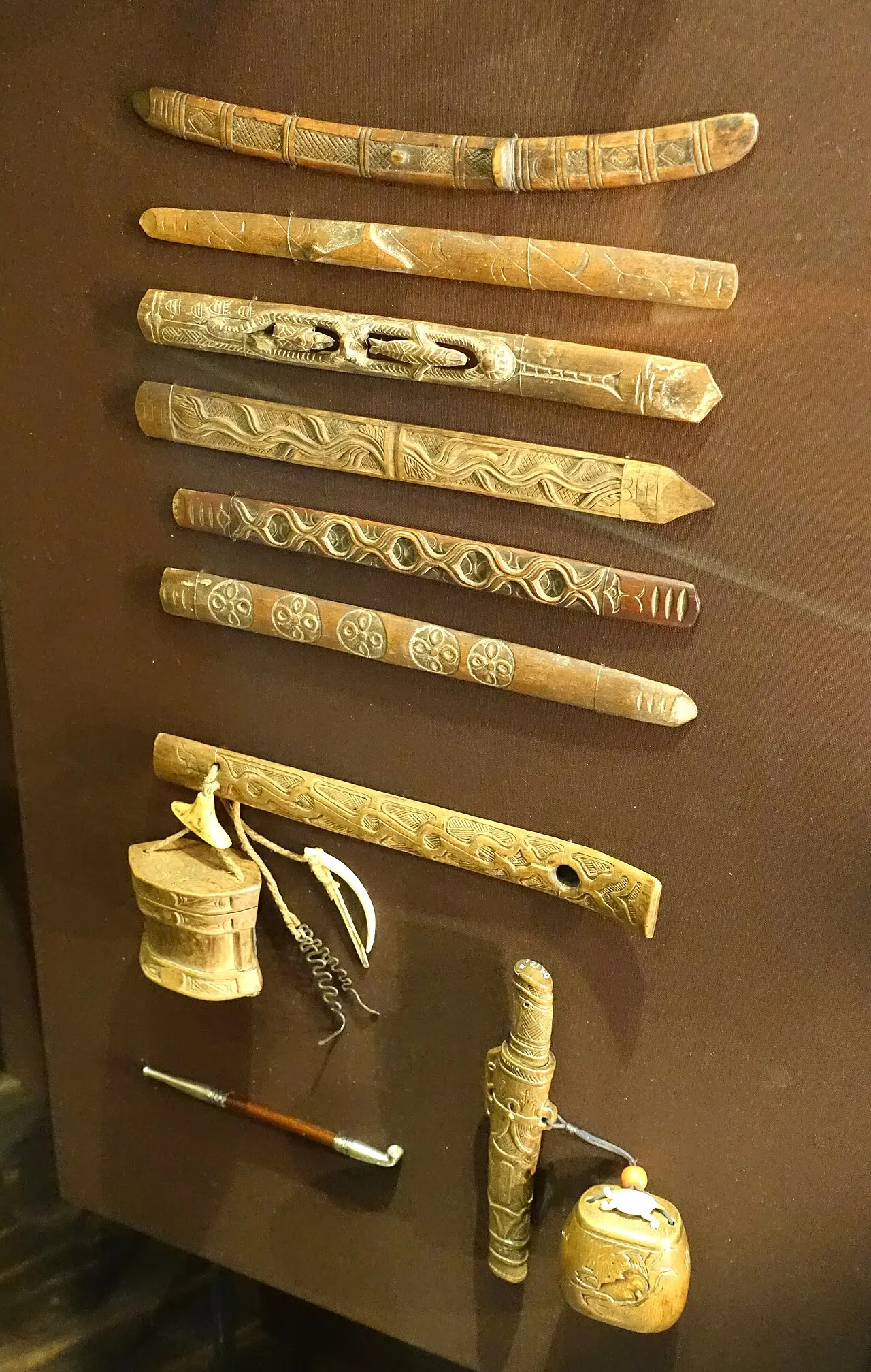 מקלות פולחן וכלי טבק, אנשי איינו, יפן - Etnografiska museet - שטוקהולם, שוודיה - DSC 01170 — אוסף של איקופאסוי המוצג במוזיאון האתנוגרפיה, שבדיה . התערוכה נמצאת במוזיאון האתנוגרפיק…