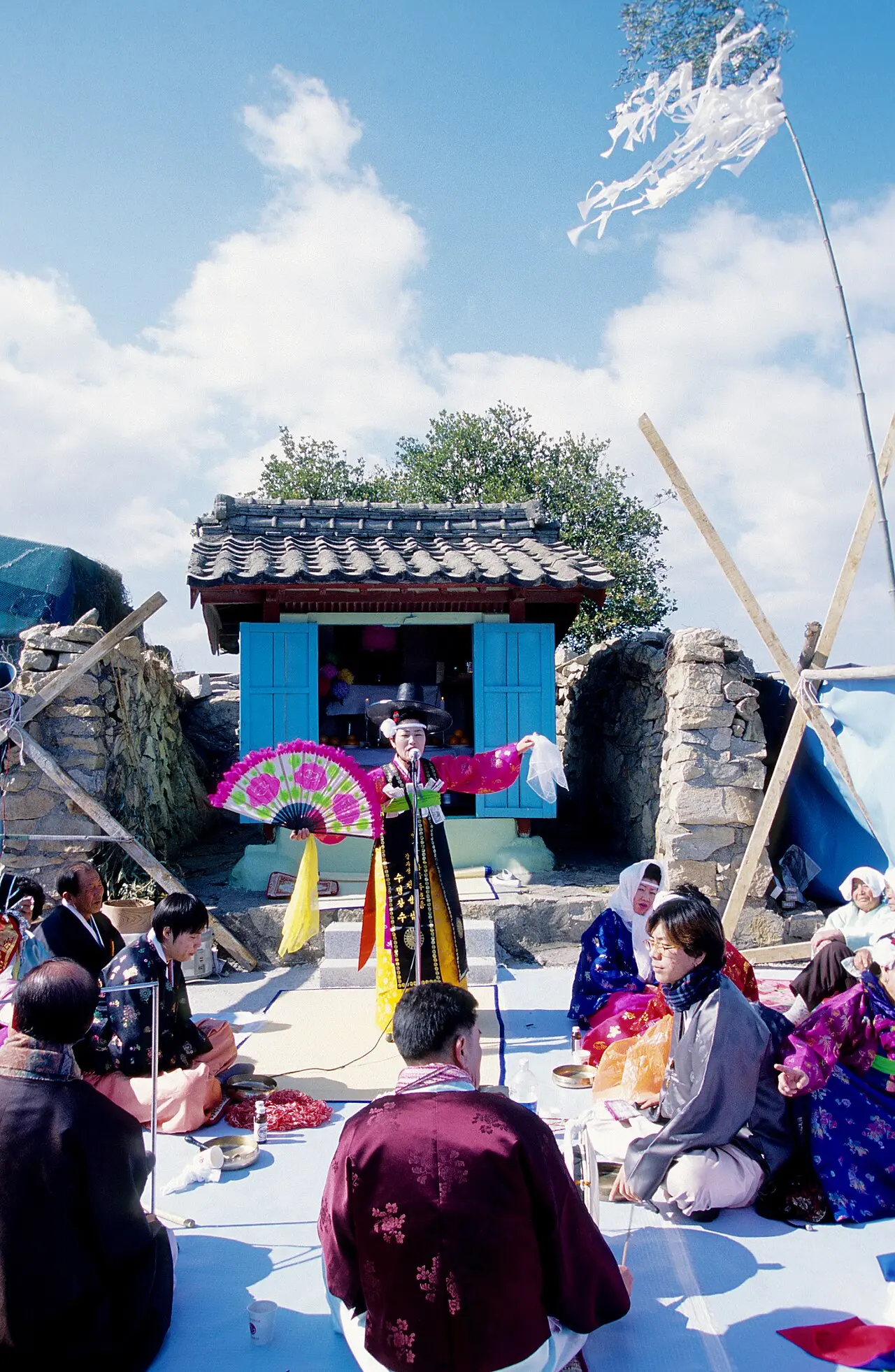 33419 필맘당집 전경 강가무형 동해안별신굿 2002 부산 — דונגהאי בייאולסינגוט (טקס כפרי של החוף המזרחי)