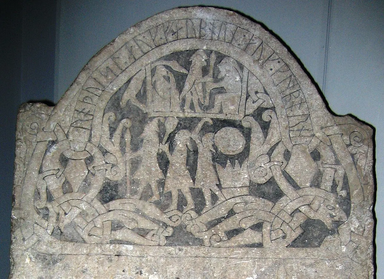 Gotland runik taşı G üzerindeki süslemeleri gösteren renkli bir fotoğraf. 181 Bu eser Viking Çağı'nda üretilmiştir ve şu anda Stockholm'deki İsveç Ulusal Antik Eserler Müzesi'nde bulunmaktadır; bu fotoğraf da orada çeki… G'den detay 181 — Gotland runik taşı G üzerindeki süslemeleri gösteren renkli bir fotoğraf. 181 Bu eser Viking Çağı'nda üretilmiştir ve şu anda Stockholm'deki İsveç Ulusal Antik E…