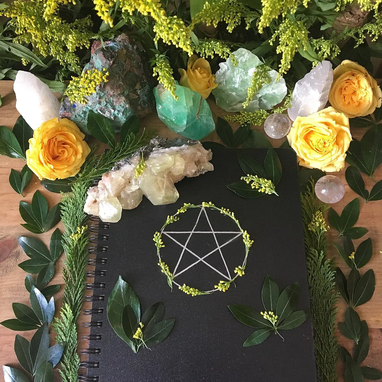 Wicca-Buch der Schatten — Ein „Buch der Schatten“ liegt auf einem Wicca-Altar, neben Pflanzen und Kristallen .