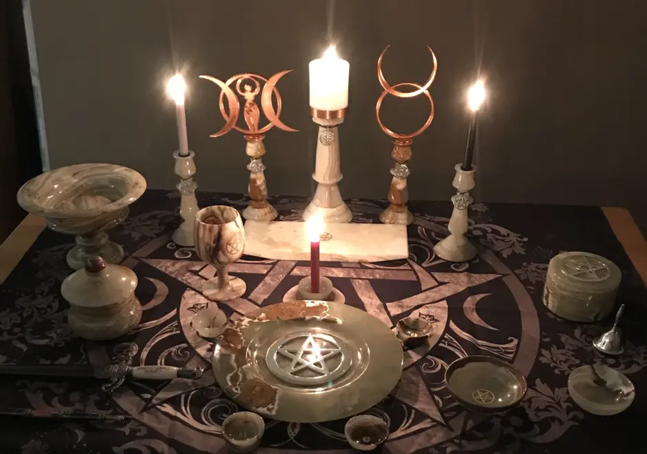 Wicca-Altar — Wicca-Altarset mit Vintage-Stücken aus grünem und braunem Kalzit- Onyx