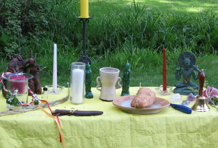 Wicca-Altar ( 1 ) — Ein Wicca-Altar, der zu Beltane, einem Wicca-Ritualaltar, errichtet wurde.