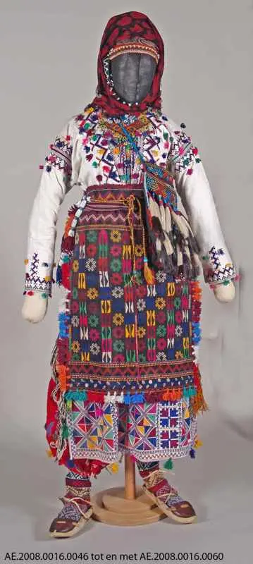 Feestkledij van Alevi Turkmen, asset t2hpFdHGBqNvdSWzGE1ghVpZ — Title: Feestkledij van Alevi Turkmen Type: pak (kleding) Category: uit de museumcollecties van MAS Language: Dutch