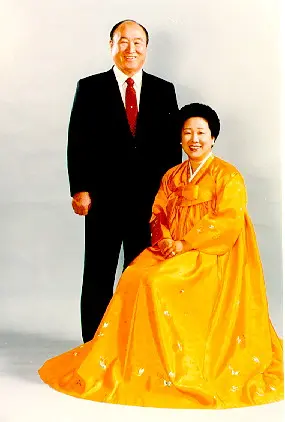 Sun Myung Moon and Hak Ja Han — Sun Myung Moon and Hak Ja Han, founders of the Unification Church Sun Myung Moon and his wife Hak Ja Han .