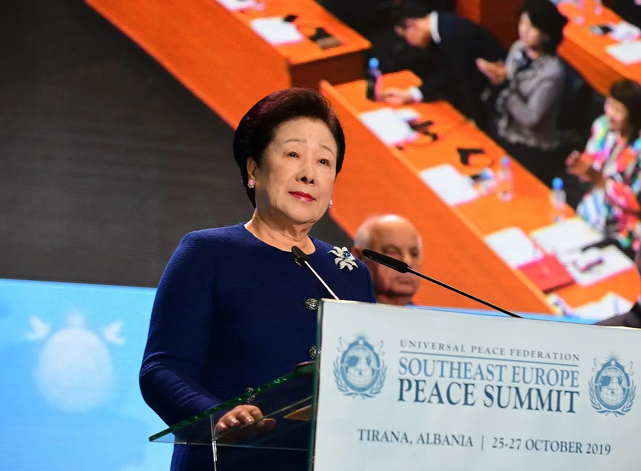 Dr. Hak Xa Han Mun duke mbajtur fjalën kryesore — Unification Church leader Hak Ja Han was arrested in South Korea in September 2025 Dr. Hak Ja Han Moon delivering the keynote add…