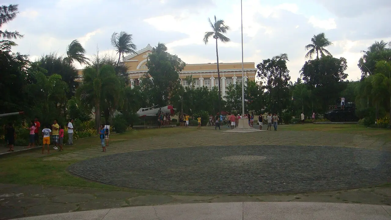Lingayen 33 ojf — Situs Monumen Perang Dunia II, Taman Kota, dan Halaman Gedung Capitol