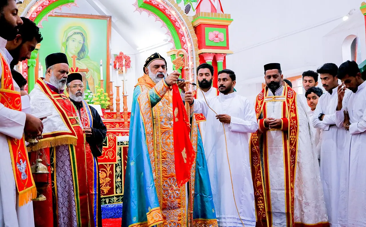 མི་ན་གྷ་ཌིའི་སེནཊ་མེ་རི་ཆོས་ཁང་དུ་མཆོད་འབུལ་སྨོན་ལམ་འདེབས། — མི་ན་གྷ་ཌི་ཡི་སེནཊ་མེ་རི་ཆོས་ཁང་དུ་ ཆོས་འཆད་པའི་ཆོས་ཀྱི་གྱོན་ ཆས། ཡེ་ཤུའི་བླ་ཆེན་དང་།