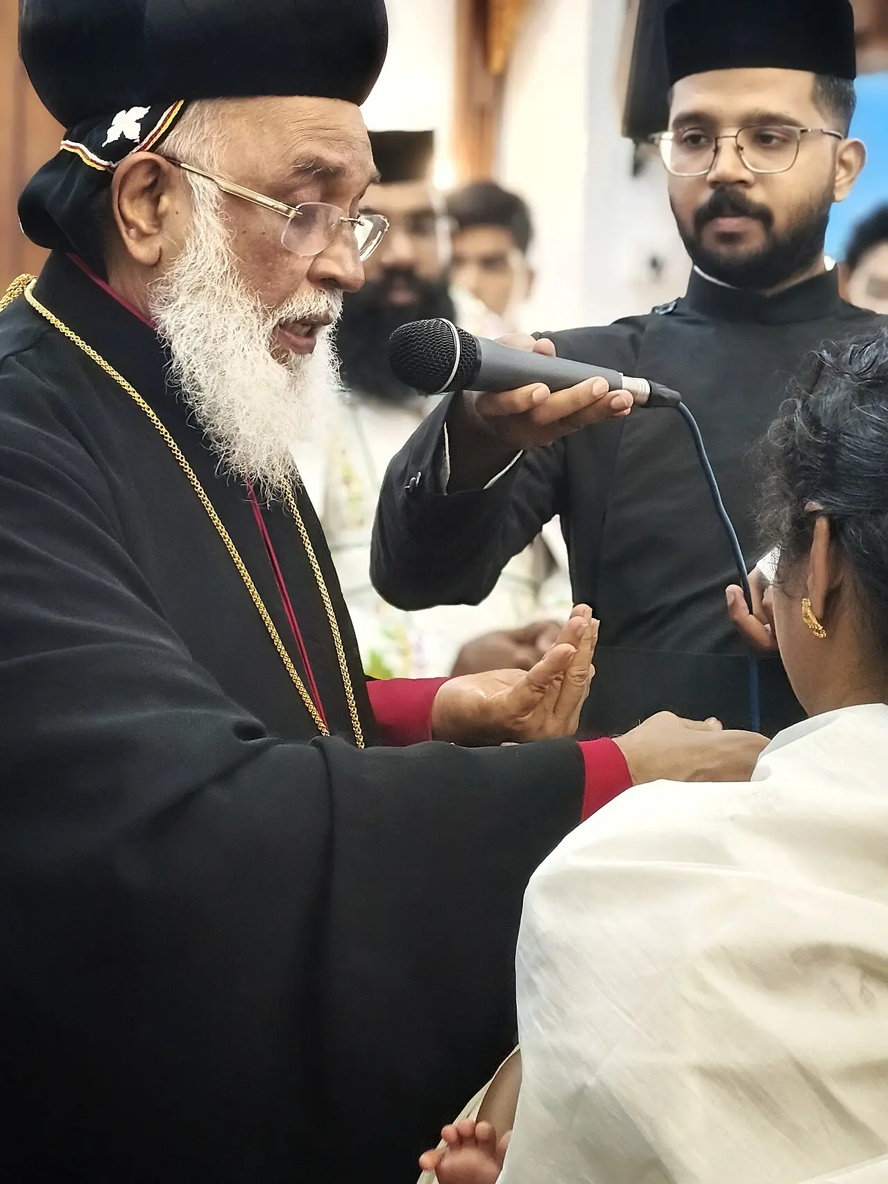 Le très révérend métropolite HG Thomas Mor Thimothios lors du sacrement du baptême avec le saint Myron — HG Thomas Mor Thimothios
