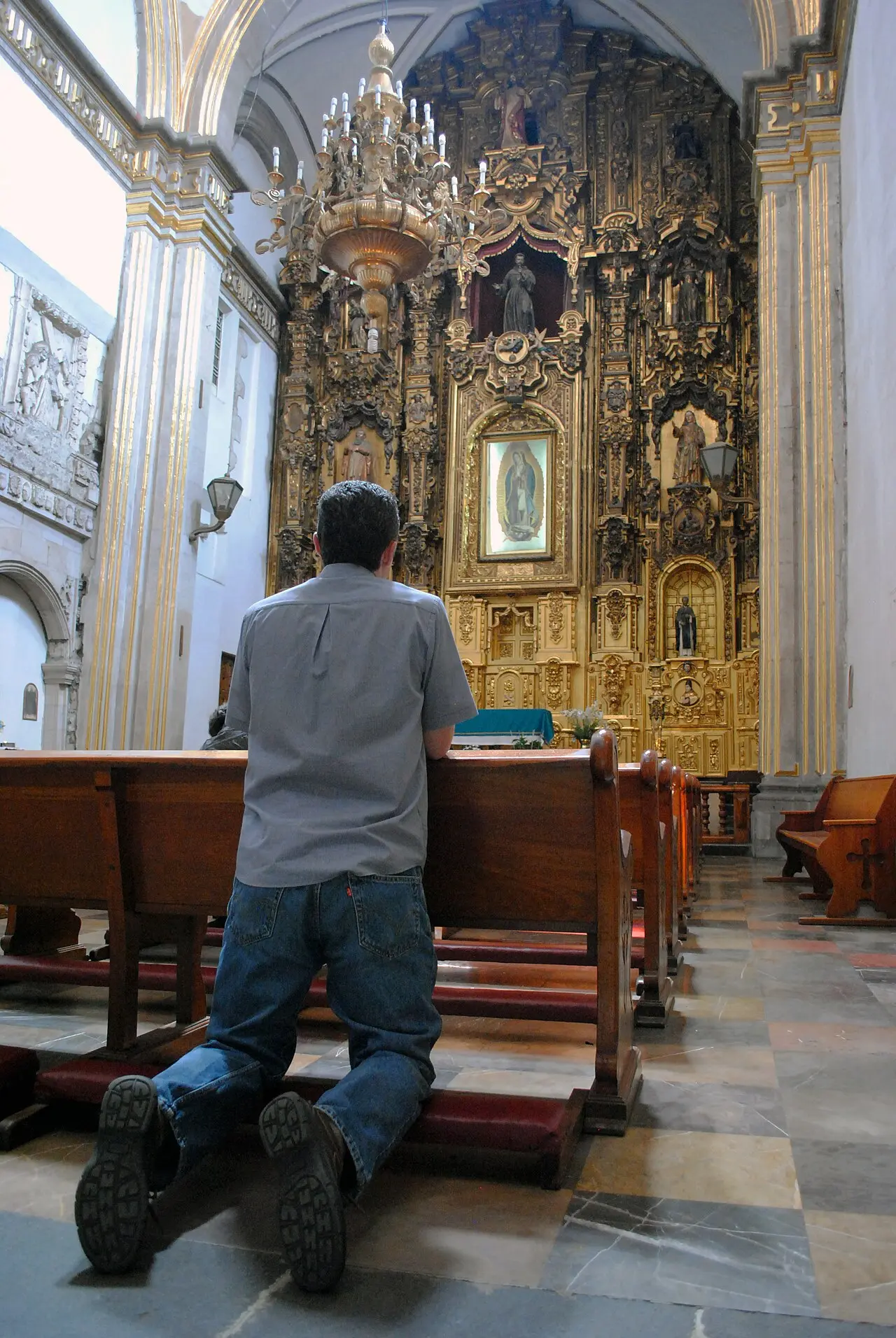 Convento de San Francisco - Ciudad de México - Creyente — Interior del Convento de San Francisco, Centro Histórico de la Ciudad de México.